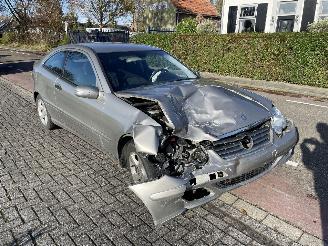 uszkodzony samochody ciężarowe Mercedes C-klasse Sportcoupe 180K 2004/9
