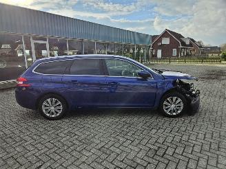 uszkodzony samochody osobowe Peugeot 308 1.2 12V e-THP PureTech 130 Combi/o 4Dr Benzine 1.199cc 96kW 2019/8