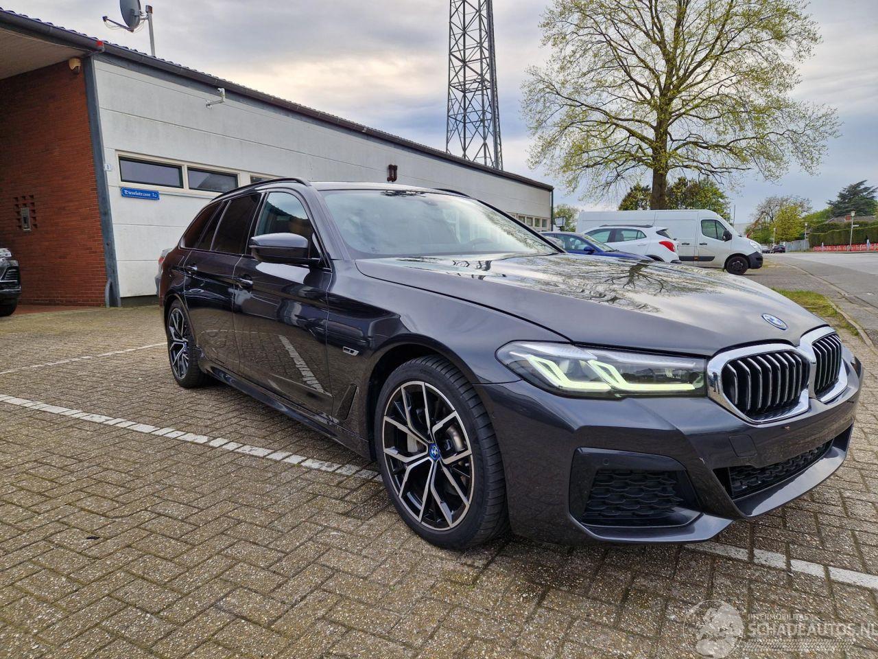 BMW 5-serie 520e M Sport touring Plug-In hybride * Panorama schuifdak * Ambiente * Live Cockpit Prof. * LED * Leren Sportstoelen *DAB *